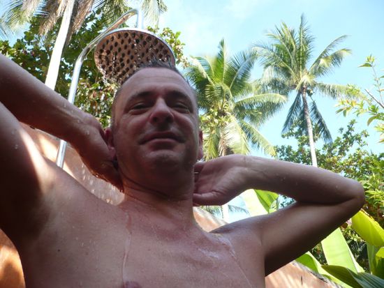 Das Bungalow hat eine Openair-Dusche