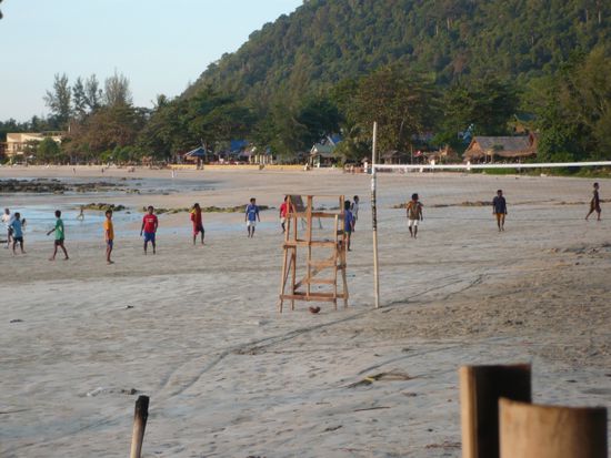 Freizeitbeschäftigung der Thais am Abend
Fussballspiel am Strand