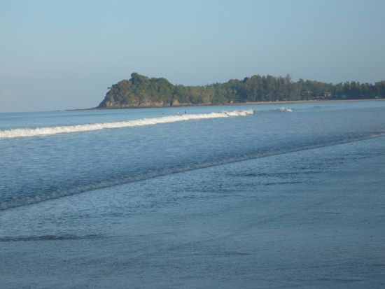 Die Welle zieht sich am ganzen Strand entlang