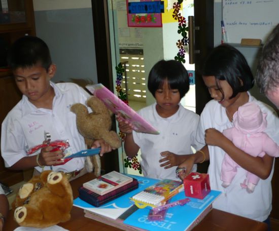 Die Kinder freuen sich sehr über die Geschenke
