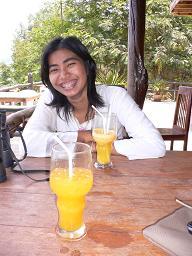 naam soom kan - Orangensaft (vorne)
naam soom pan - Orangenshake (hinten)
und Jeo