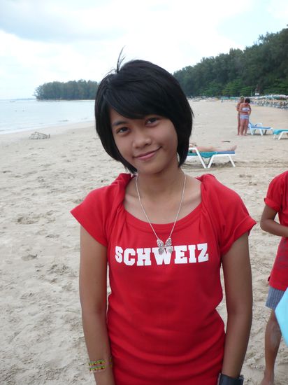 Suwadii mit der neuen Kette von ihren Paten