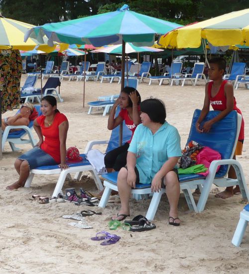 Mittlerweile ist auch Jaew eingetroffen
auch sie erhält ein rotes T-Shirt