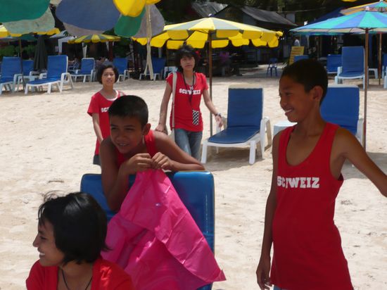 jetzt wird alles fürs Schwimmen im Meer vorbereitet