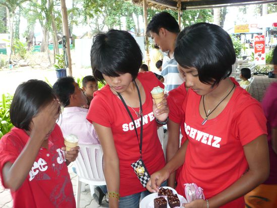 Beim Dessert ist grosser Andrang! 
Kanoom schmeckt allen 