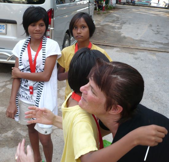 Viele der Kinder verabschieden sich mit einer Umarmung von uns und bedanken sich nochmal für diesen Tag