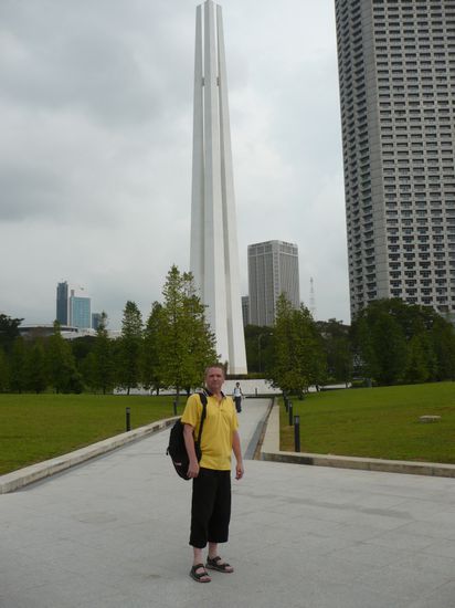 Das Kriegsdenkmal erinnert an
die Besetzung durch die Japaner im 2. Weltkrieg