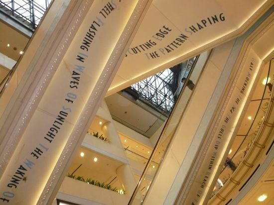 ein Wirrwar an Rolltreppen