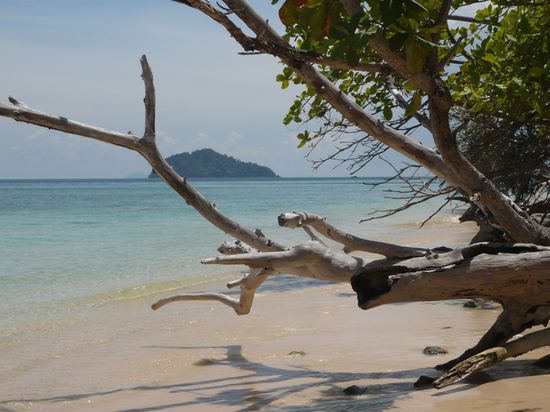 bei Flut am Strand von Kho Bulon