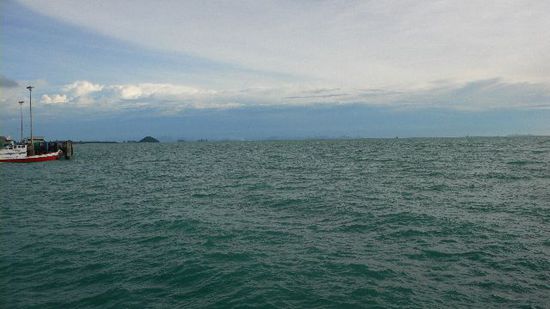 Dunkle Wolken am Horizont und das Meer wird ziemlich unruhig
