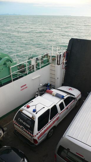 Wir werden als erste auf die Fähre gewinkt