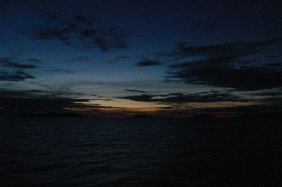 Es ist fast schon Nacht, bei unserer Ankunft in Surat Thani.