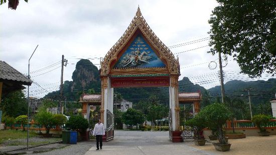 Der Ein- bzw. der Ausgang vom Wat Prachum Yothee und dahinter die Hügel von PhangNga