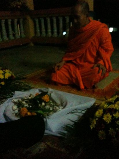 Der Mönch sprach ein Gebet und segnete Renato's Asche