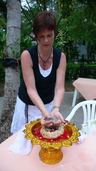 Als Rahmen nahm ich das Malai,welches ich an der Abdankungsfeier von Siti und Rolf geschenkt bekam