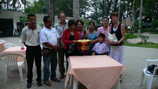 Ken, Tom, Rolf, Siti, Tschadsudaa, Jaew, Orn (mit Sohn), Ines
