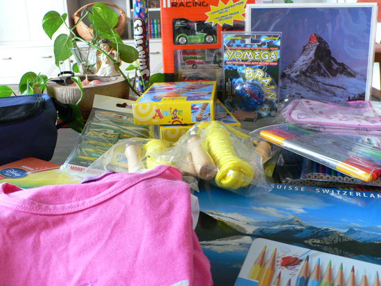 Spielsachen, Kleider, Schreib- und Malstifte