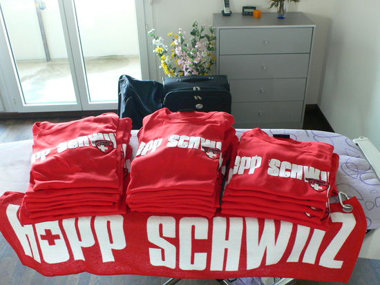 .... und die obligaten Schweizer T-Shirts - topaktuell zur Fussball-WM 