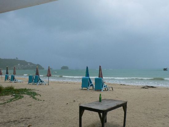 Böen und erste grosse Regentropfen am Nai Yang Beach