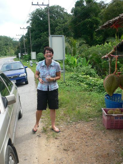 Pia schmeckt diese exotische Frucht sehr gut 