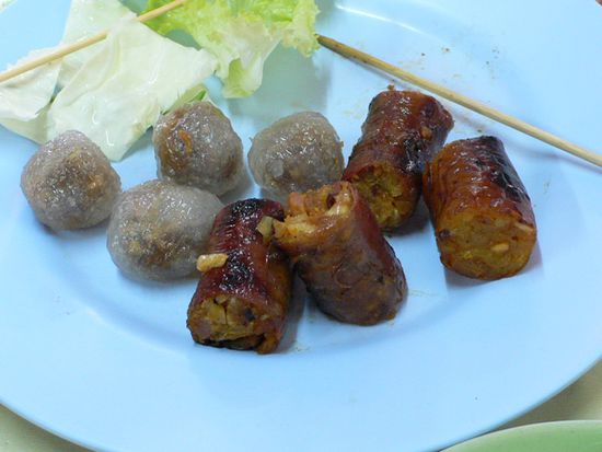 Jeab hat uns sofort etwas zu Essen auf den Tisch gezaubert. Da sind ja schon wieder die Kugeln, die wir vorher bereits verschmäht haben