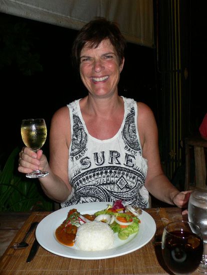 Plötzlich haben wir doch Hunger und bestellen uns 
Chu chi Plaa - Fisch in rotem Thai-Curry