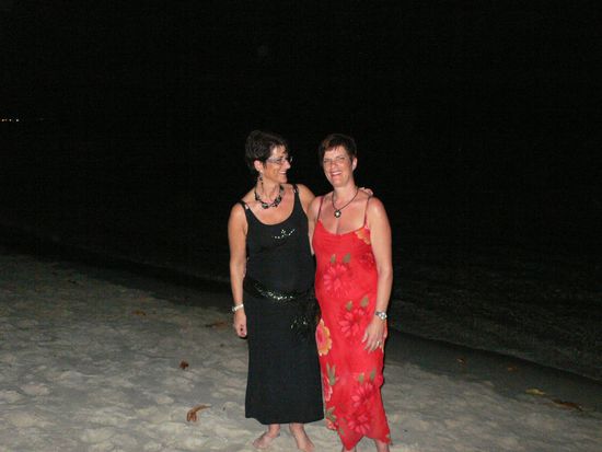 Wir gehen am Strand entlang zum ausgewählten Restaurant.