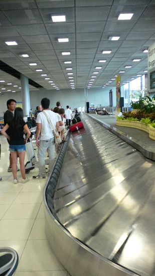 Wow - unsere Gepäckstücke sind die ersten auf dem Band vom Bagage Claim 