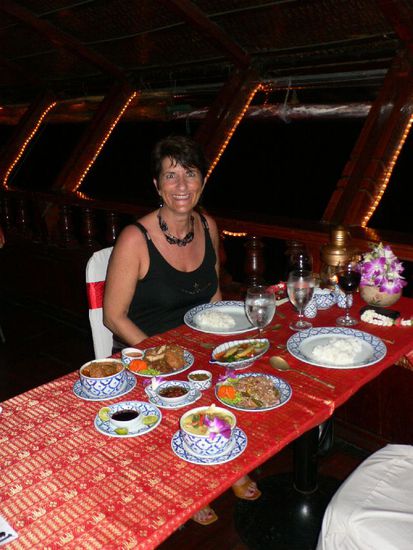 Toll gedeckter Tisch mit herrlichen Köstlichkeiten nur für uns zwei 