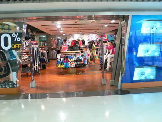 Jedes Billabong-Geschäft ist genau gleich eingerichtet.
Ob Bangkok oder Singapur - man findet alles am gleichen Ort.