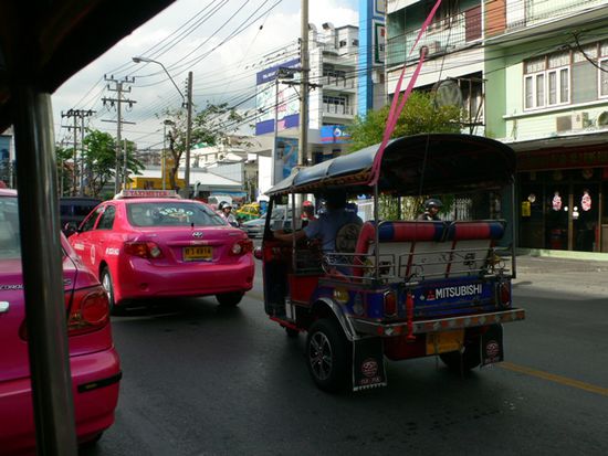 Rosarote Taxis und Tuk-Tuk