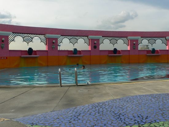 Nach dem Stadtbummel ist Schwimmen genau das Richtige