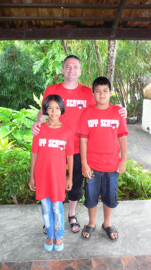 Renato mit seinen zwei Patenkindern
Gunlanad - Tschupftschen und Purin - Ken
Bpijanut- Ooy konnte leider nicht dabei sein. Sie zog letzten Monat mit ihrer Famiie nach Uttharadid. Renato ist allerdings gewillt, das Mädchen weiterhin zu unterstützen.