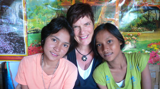 Ines mit den beiden Patenkindern 
Tschalitaa und Matanaa - Dau und Nut