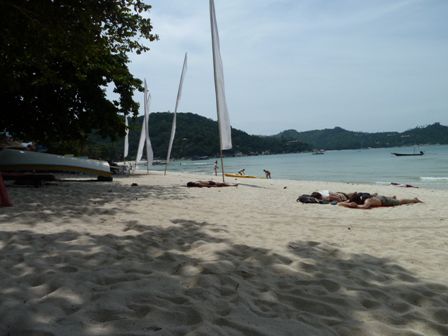 Thong Nai Pan Beach - unsere Anlage "Centrall Cottage Resort" liegt recht gut - rund herum hat es Bars, Restaurants und sogar einen Minimarkt