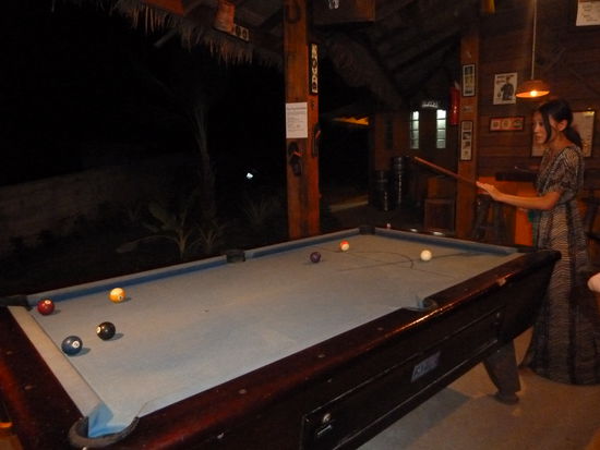 Zum Abschluss ein Billard-Spiel zu viert in der Flip Flop Bar 
- ein Bündner, seine Freundin aus Korea gegen uns zwei -