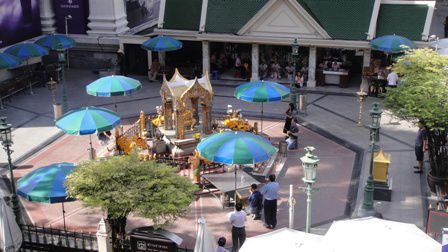Das wohl grösste Geisterhaus in Bangkok