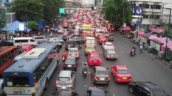 Morgenverkehr in Bangkok's Innenstadt