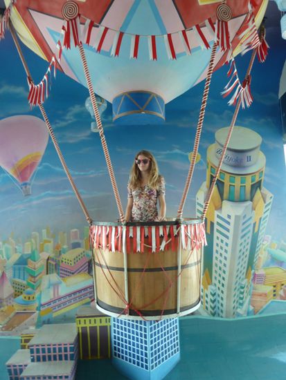Hier hat es so einige Fotosugets:
Ramona auf Ballonfahrt über dem Baiyoke Sky .....