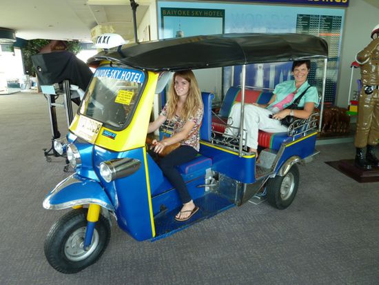 ..... oder als TukTuk Fahrerin mit mir als Gast .....