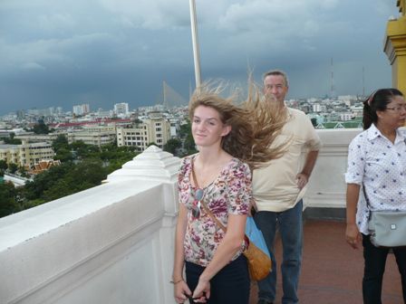 Es bläst ein sehr starker Wind
und im Hintergrund scheint sich ein Unwetter anzubahnen