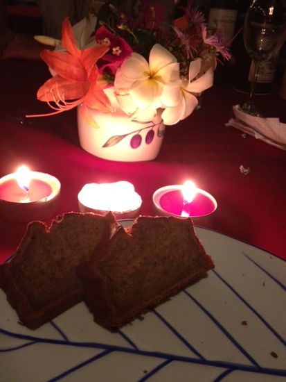 Toy hat Blumen und ich die Kerzen organisiert -
den Bananencake hab ich von Miad machen lassen