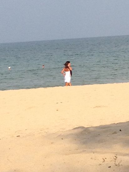 diese Frau rennt sogar mit dem Arm in der Schlinge strandauf und -ab!