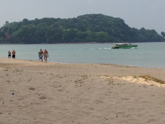 gegen 8:30 Uhr holen die Ausflugsboote die Leute am Strand ab