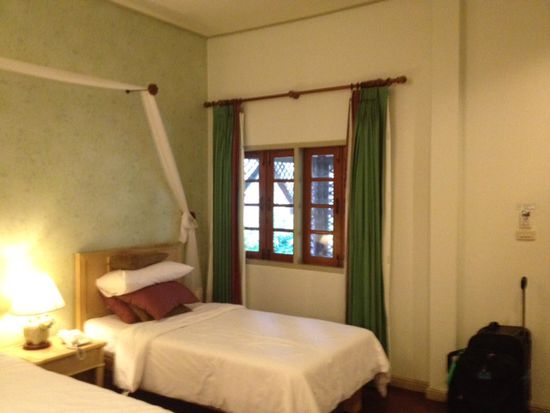 Wer jetzt denkt, die Lampe könnte man ausstecken - ja sicher!
Aber die Steckdose ist hinter dem Bett und ich schaffe es nicht, das schwere Bett alleine zu verschieben
