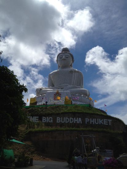 Big Buddha ist 46 m hoch und befindet sich oben auf dem Berg.