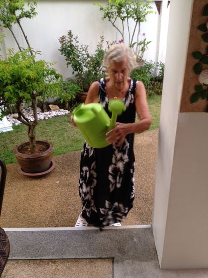 Martha, Rolf's Mutter war ganz aufgelöst.
Endlich mal wieder Schweizerdeutsch sprechen!
