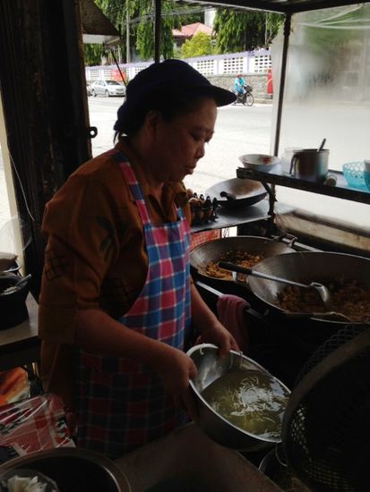 Khun Tschadsudaa ist mit Leib und Seele für ihr "Pad Thai" da
