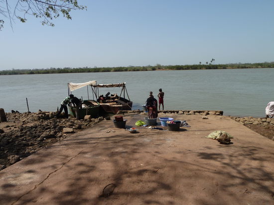 Hier wird auf dem Waschbrett direkt am Fluss gewaschen