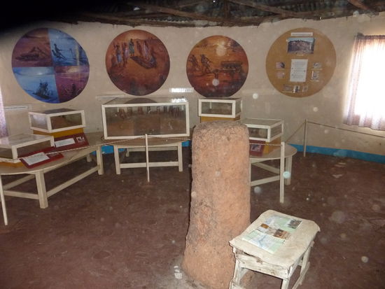 Die Tafeln an den Wänden sollen aufzeigen 
auf welche Weise die Steine hier her gekommen sind